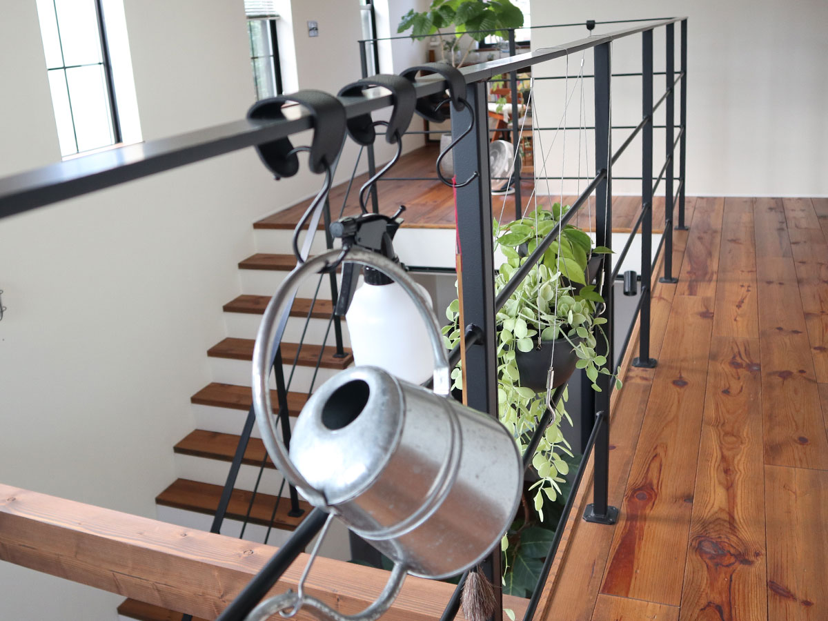 角ばった手すりや引き出しにも優しく掛けられる!「フェイクレザーのS字フック」