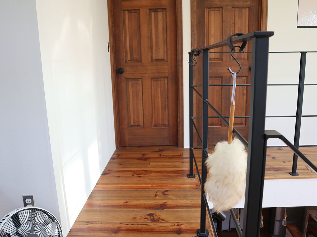 角ばった手すりや引き出しにも優しく掛けられる!「フェイクレザーのS字フック」