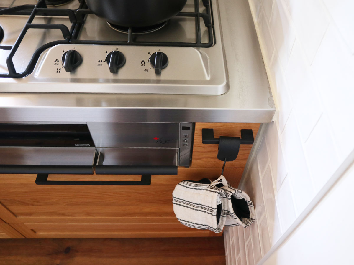 角ばった手すりや引き出しにも優しく掛けられる!「フェイクレザーのS字フック」