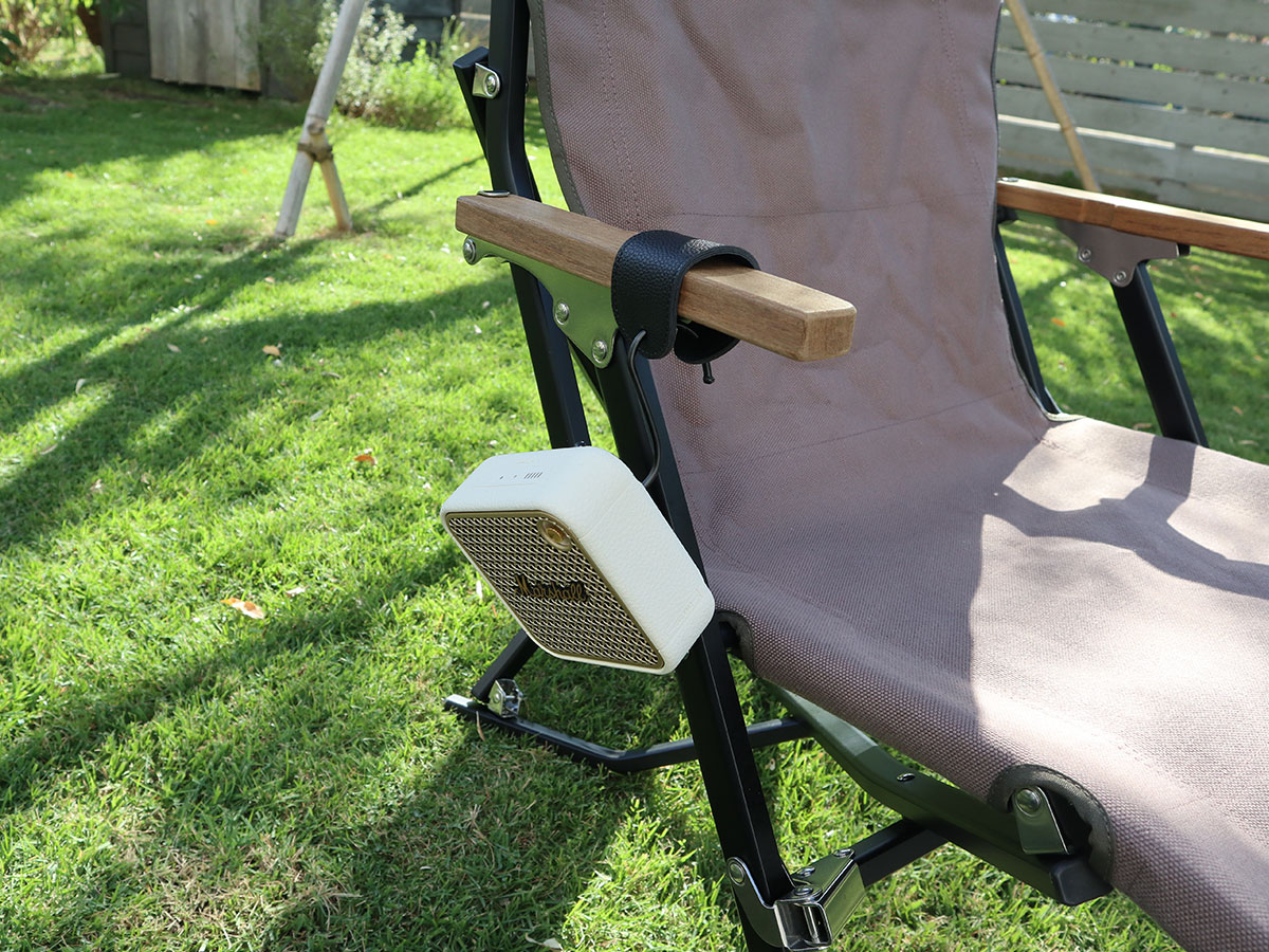 角ばった手すりや引き出しにも優しく掛けられる!「フェイクレザーのS字フック」