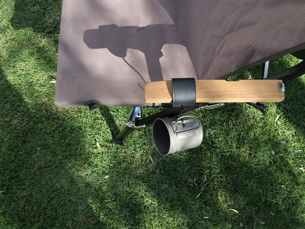 角ばった手すりや引き出しにも優しく掛けられる!「フェイクレザーのS字フック」