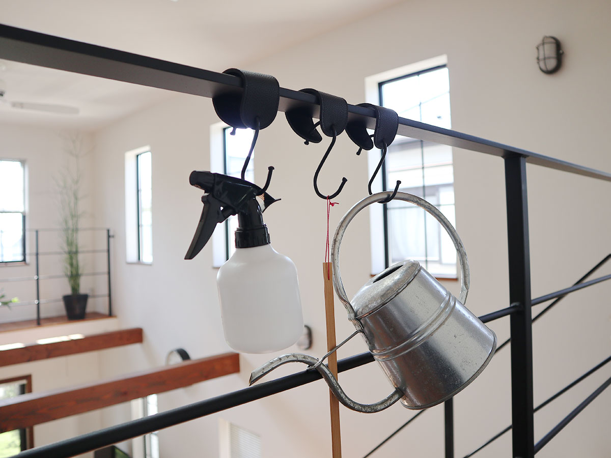 角ばった手すりや引き出しにも優しく掛けられる!「フェイクレザーのS字フック」