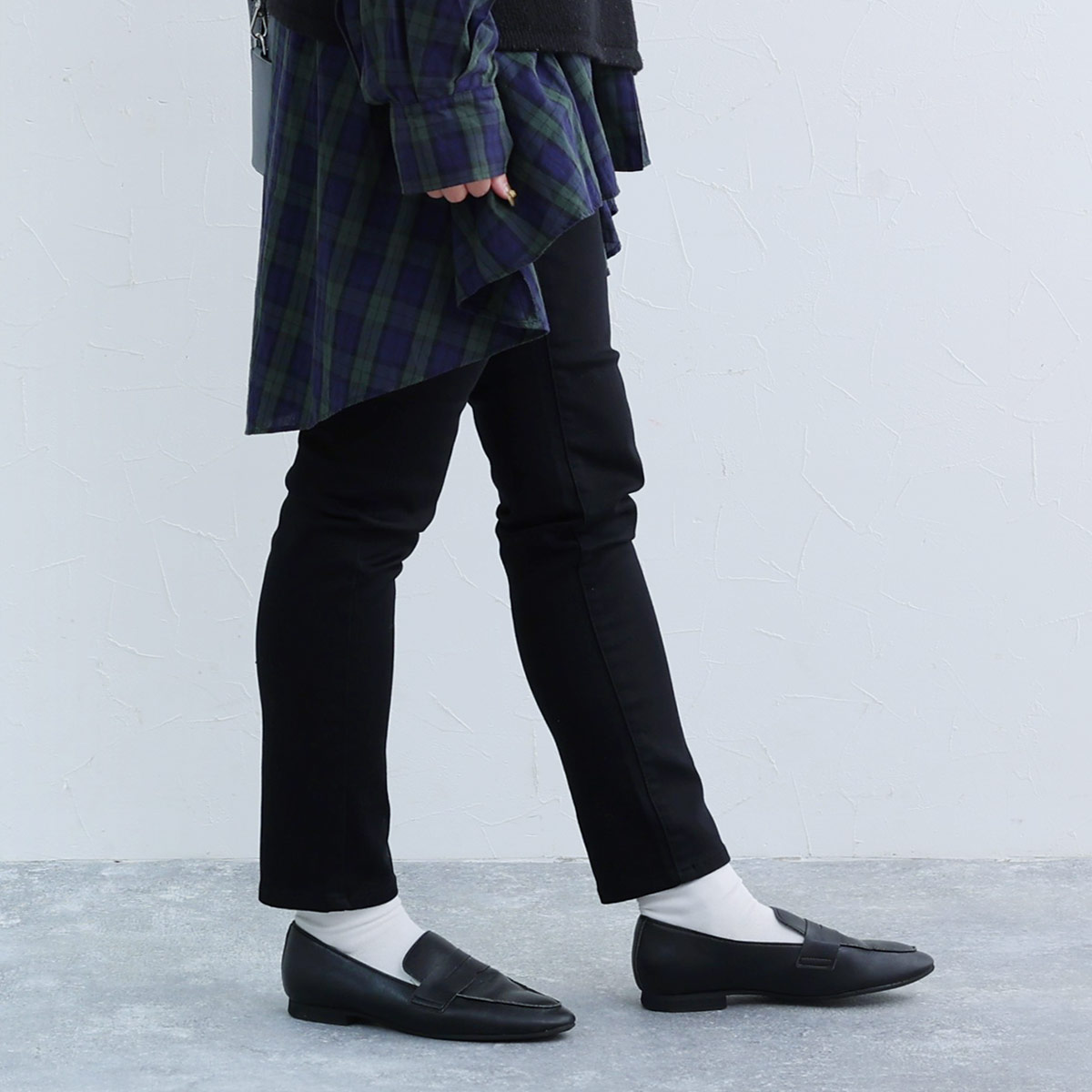 リピーターさん御用達、裏パウダー起毛の「あったかスリムパンツ」スタッフ3人の着用レポート