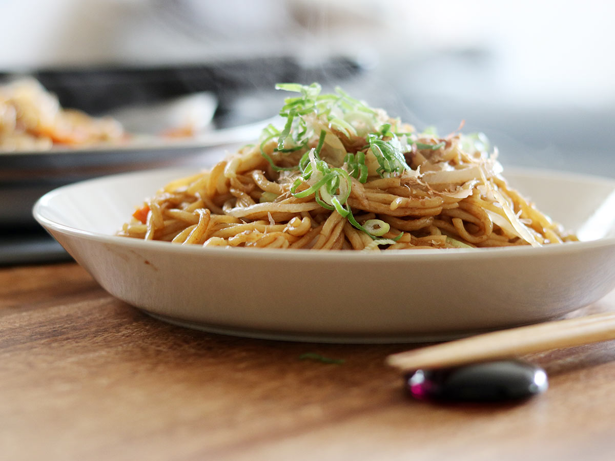 温野菜だけじゃない！焼きそば・パスタからチャプチェまで。蒸し器で簡単「絶品麺」レシピをご紹介