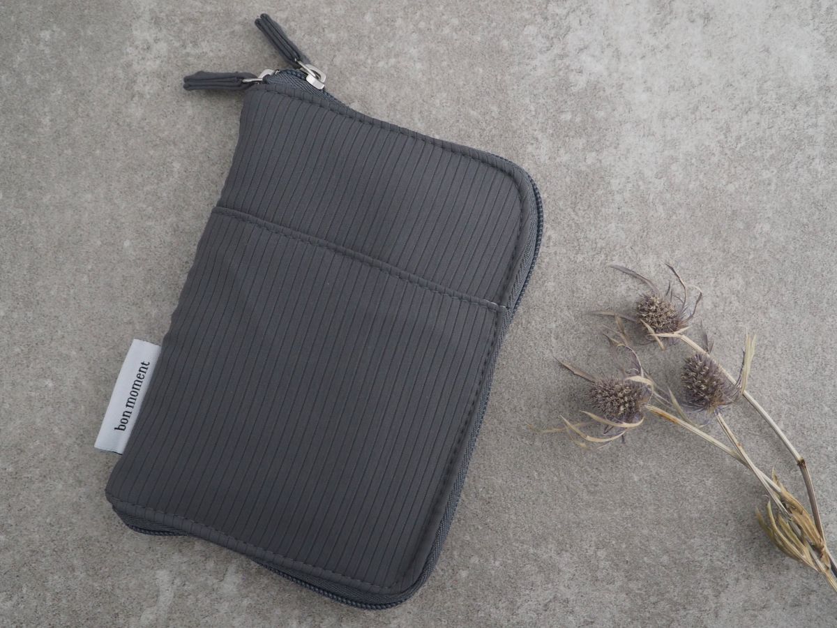 探しやすい手帳型で、小物迷子が解決！「旅上手になれる手帳型ミニポーチ」が、日常使いにもぴったりだった話