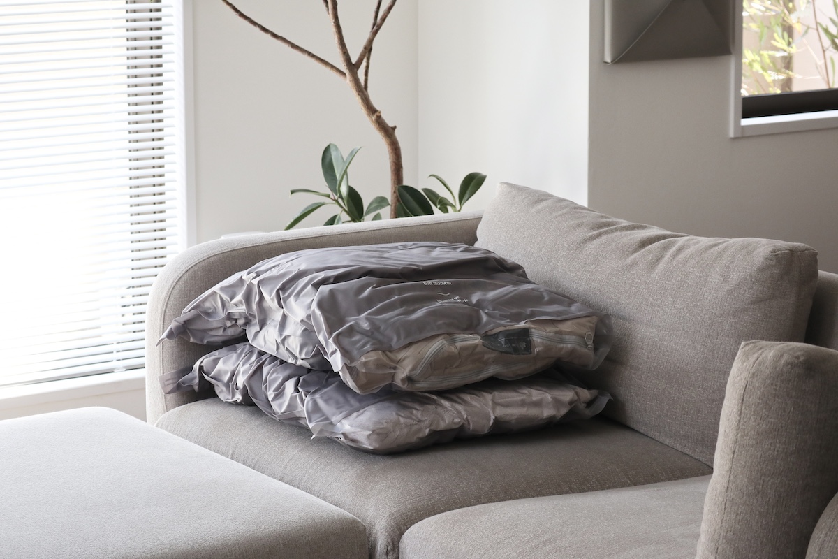 かさばる冬旅にも助かる！「すばやくペタンコ」の衣類圧縮袋を帰省・出張・キャンプで使ってみました