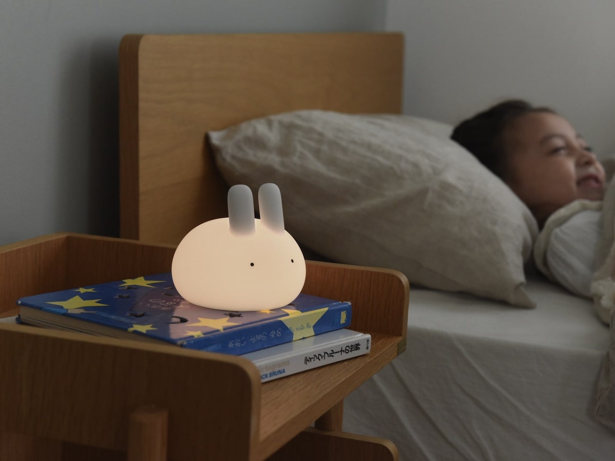 親子の寝かしつけにも、ひとりで眠る練習にも。ぷにぷにバニーライトをスタッフ家族も続々お迎え中