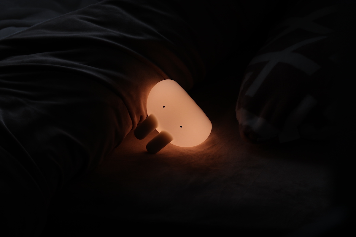 親子の寝かしつけにも、ひとりで眠る練習にも。ぷにぷにバニーライトをスタッフ家族も続々お迎え中