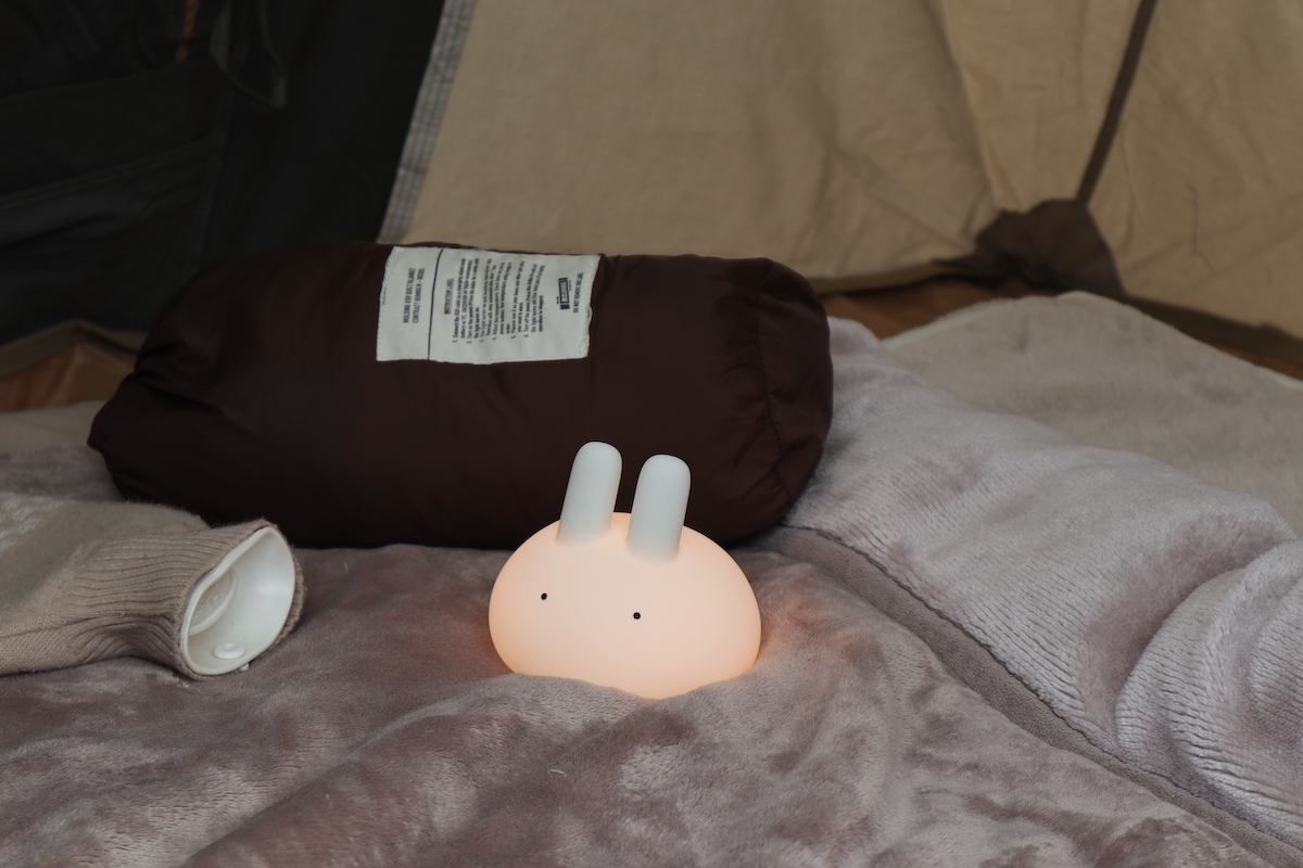 親子の寝かしつけにも、ひとりで眠る練習にも。ぷにぷにバニーライトをスタッフ家族も続々お迎え中