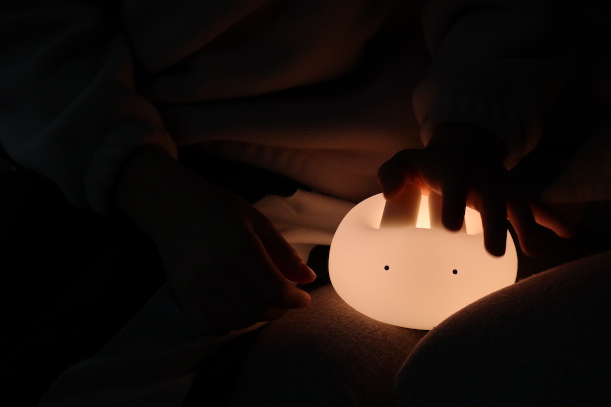 親子の寝かしつけにも、ひとりで眠る練習にも。ぷにぷにバニーライトをスタッフ家族も続々お迎え中