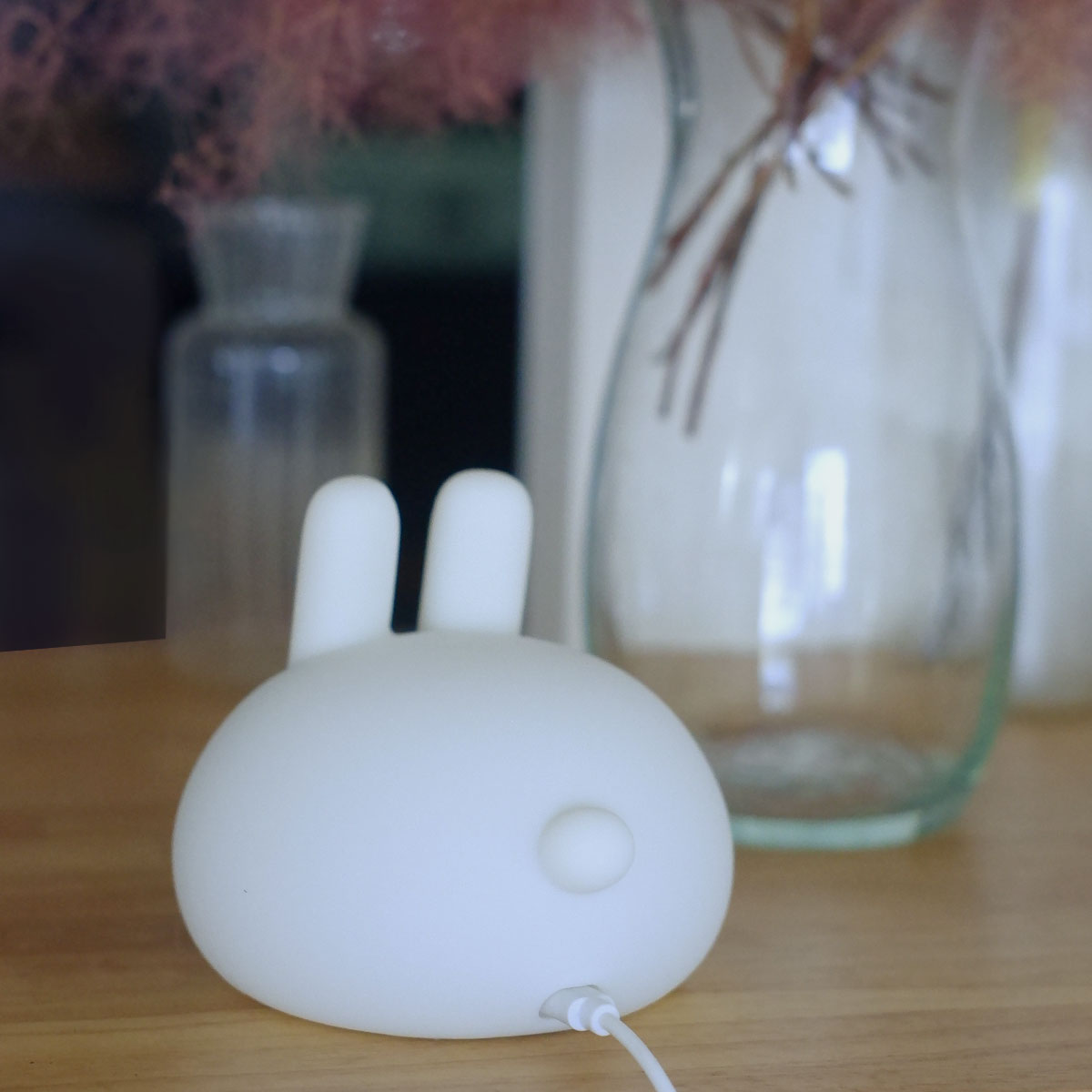 親子の寝かしつけにも、ひとりで眠る練習にも。ぷにぷにバニーライトをスタッフ家族も続々お迎え中