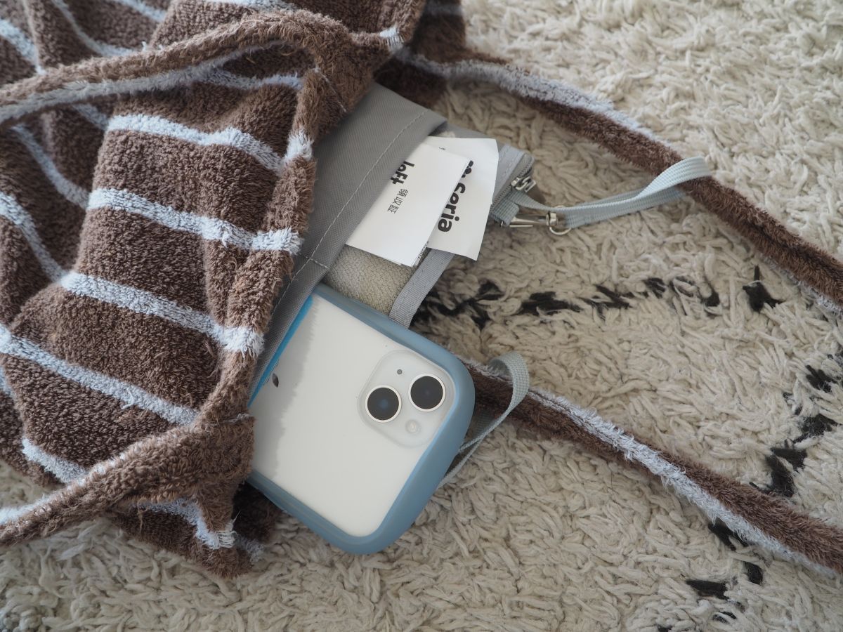 もうバッグの底に沈まない！「吊り下げバッグインバッグ」があれば、小物の取り出しがスムーズに