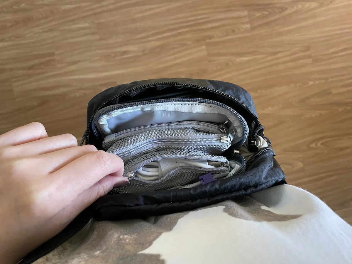 収納上手な４in１。小物迷子がなくなる「手帳型ミニポーチ」、スタッフは旅にも趣味にも愛用中〜