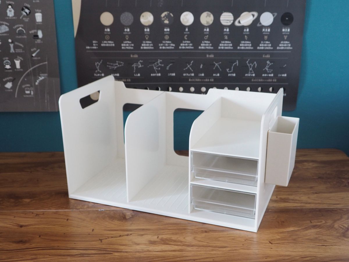 ノートも文房具も散らからない！置くだけで学習机が整う「多機能ブックスタンド」