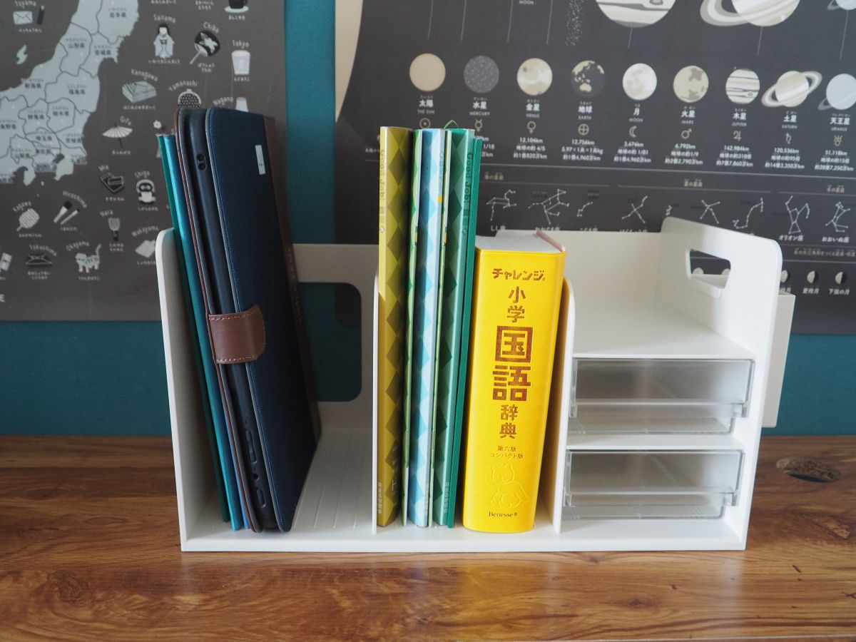 ノートも文房具も散らからない！置くだけで学習机が整う「多機能ブックスタンド」