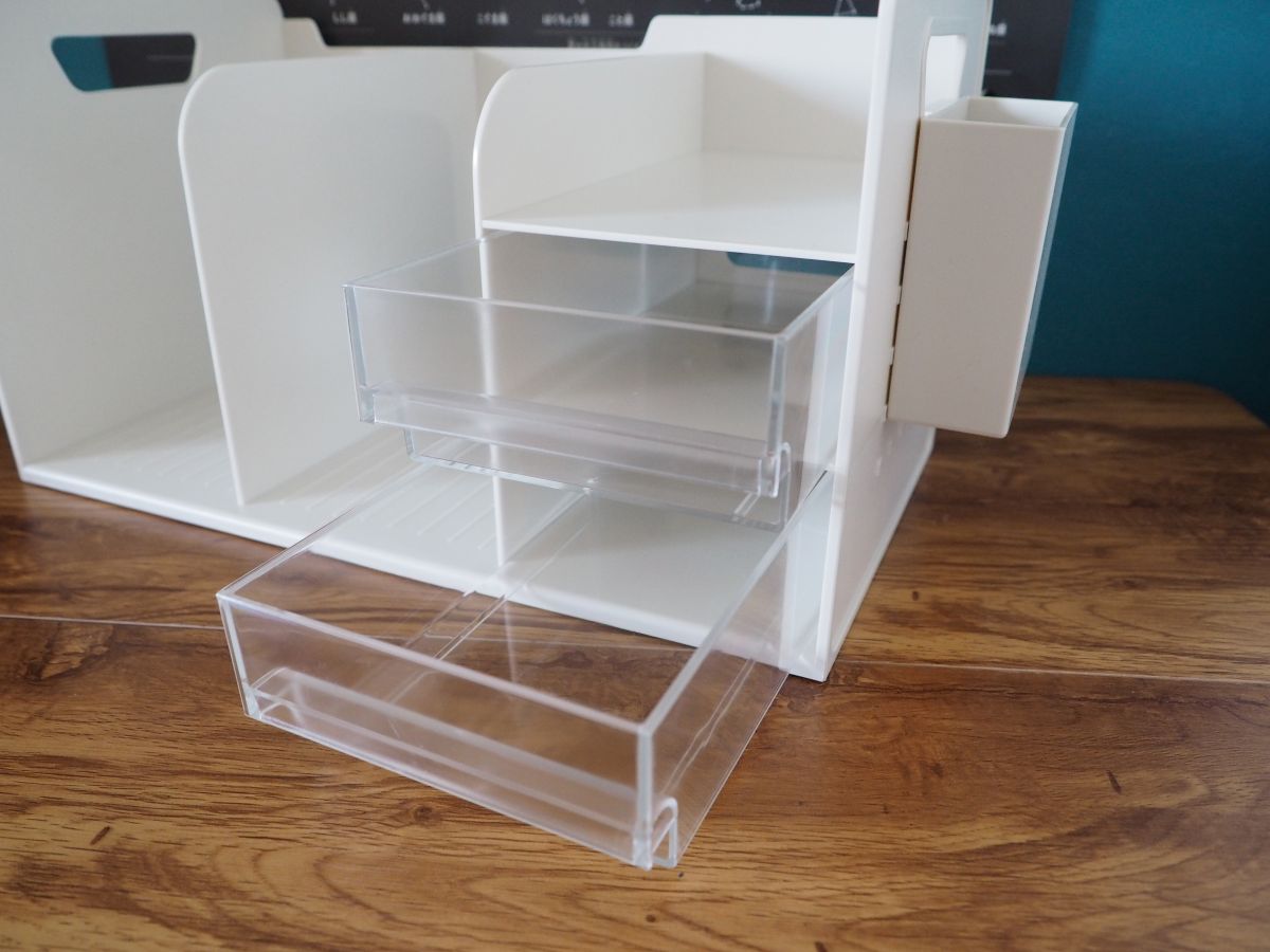 ノートも文房具も散らからない！置くだけで学習机が整う「多機能ブックスタンド」