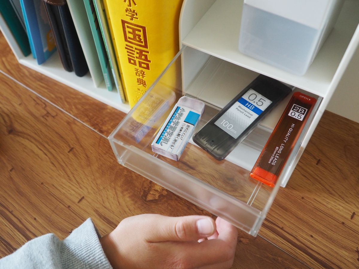 ノートも文房具も散らからない！置くだけで学習机が整う「多機能ブックスタンド」