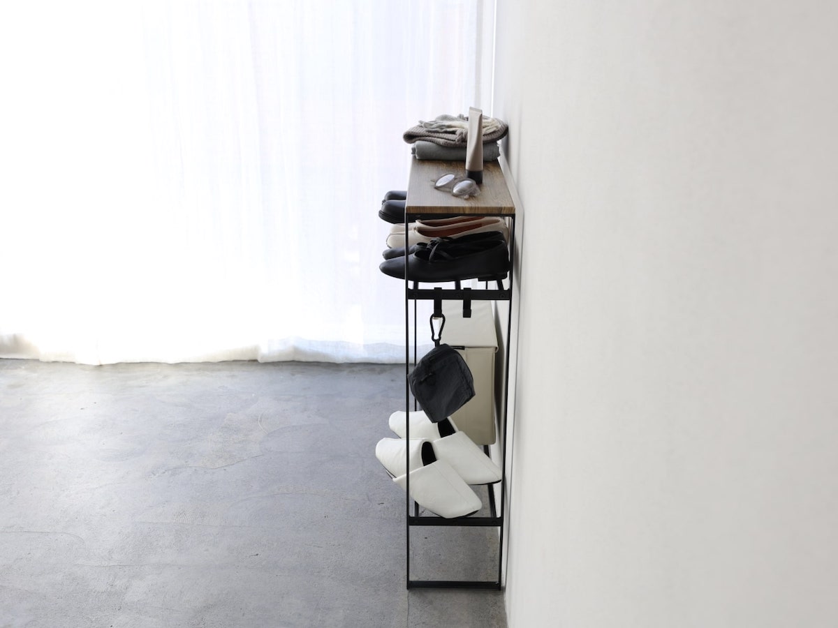 狭い玄関で省スペース収納を叶える方法とは？コート掛けもバッグ置き場もすっきり整う収納アイデア
