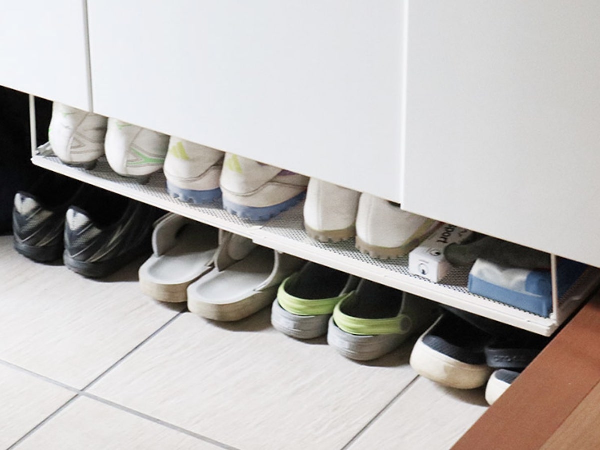 狭い玄関で省スペース収納を叶える方法とは？コート掛けもバッグ置き場もすっきり整う収納アイデア