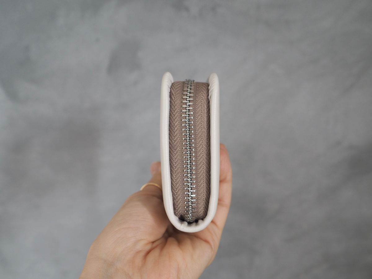 新年の買い替えに。コンパクトなのに中身が一目でわかる「二つ折り財布」