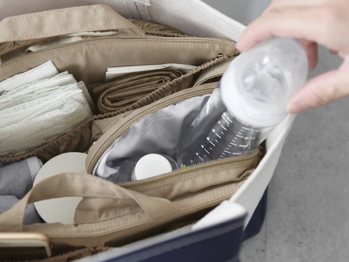 ベビーとの帰省にも！ただのトートを多機能ママバッグに変える裏技アイテムの話【インスタグラマーさんのもの選び】