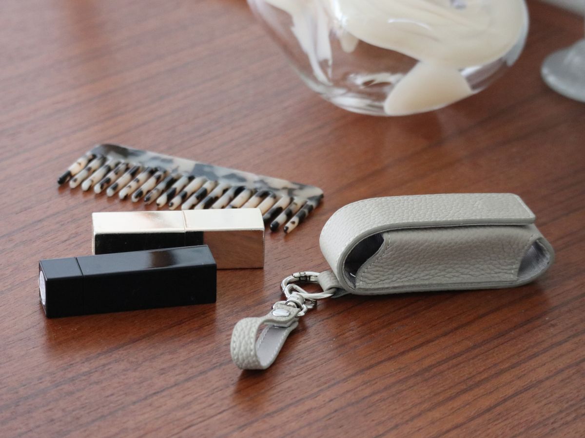 化粧直しも、身だしなみチェックも一瞬で。買って正解！スタッフのお気に入り「本革リップケース」レポ