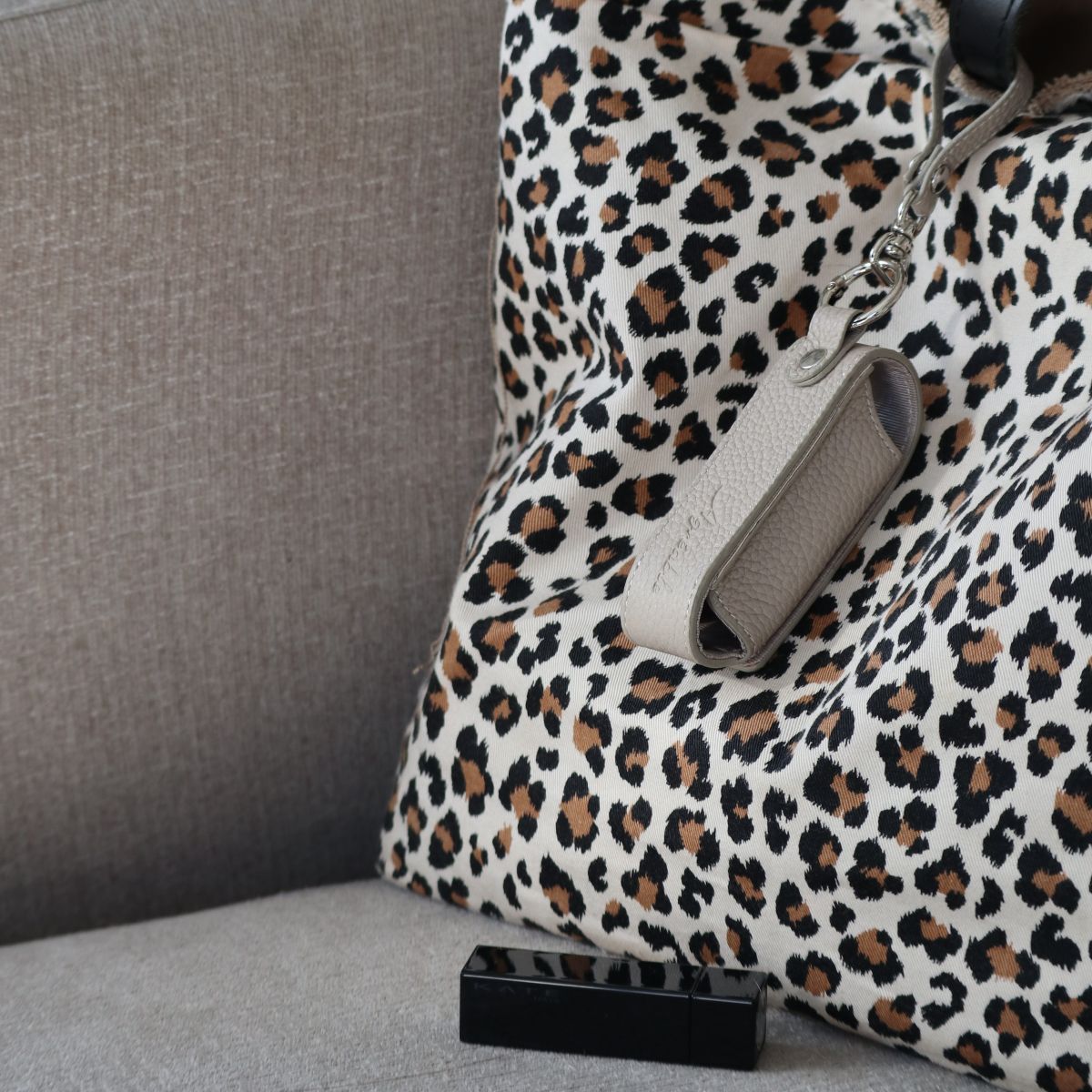 化粧直しも、身だしなみチェックも一瞬で。買って正解！スタッフのお気に入り「本革リップケース」レポ