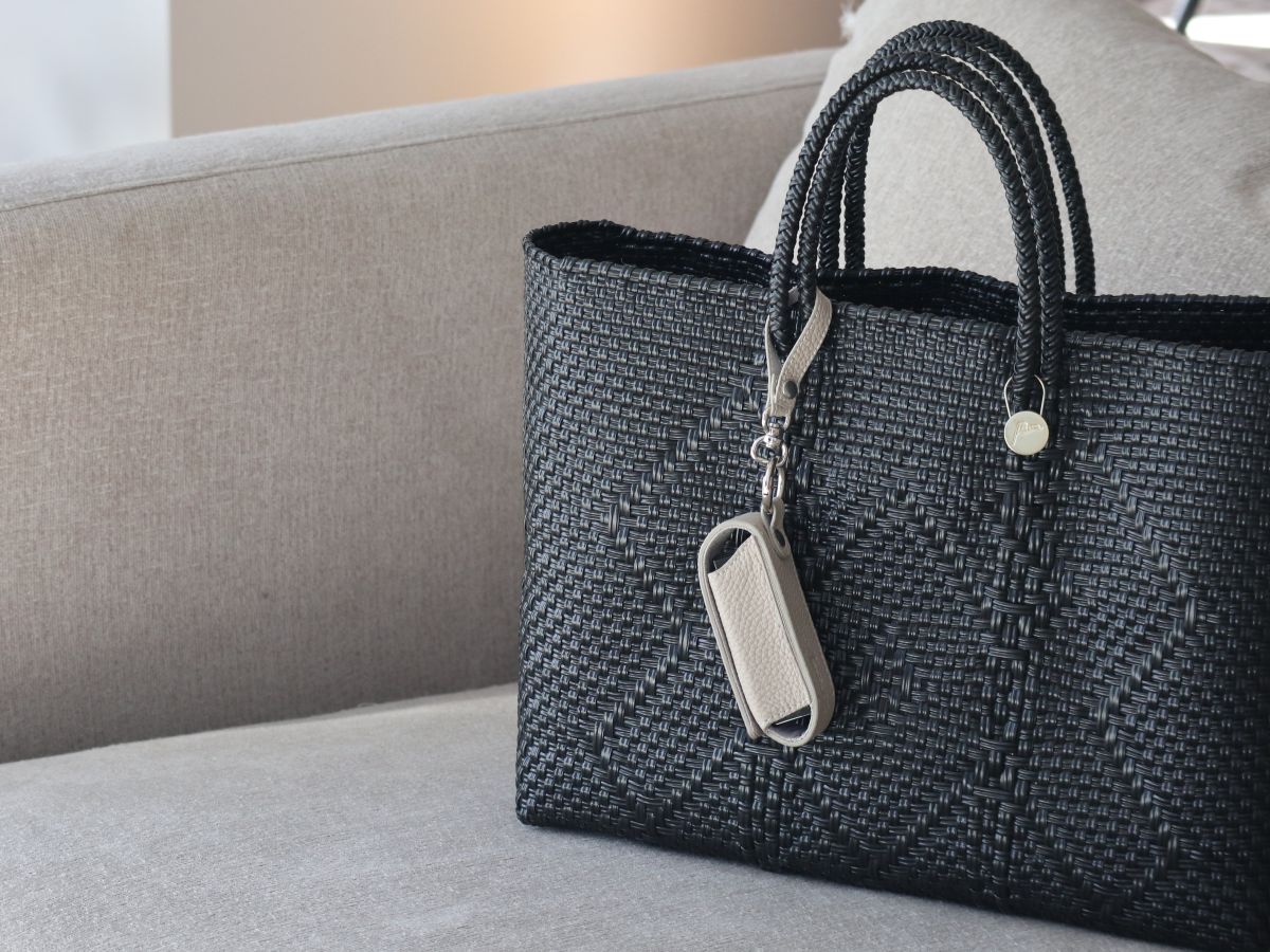 化粧直しも、身だしなみチェックも一瞬で。買って正解！スタッフのお気に入り「本革リップケース」レポ