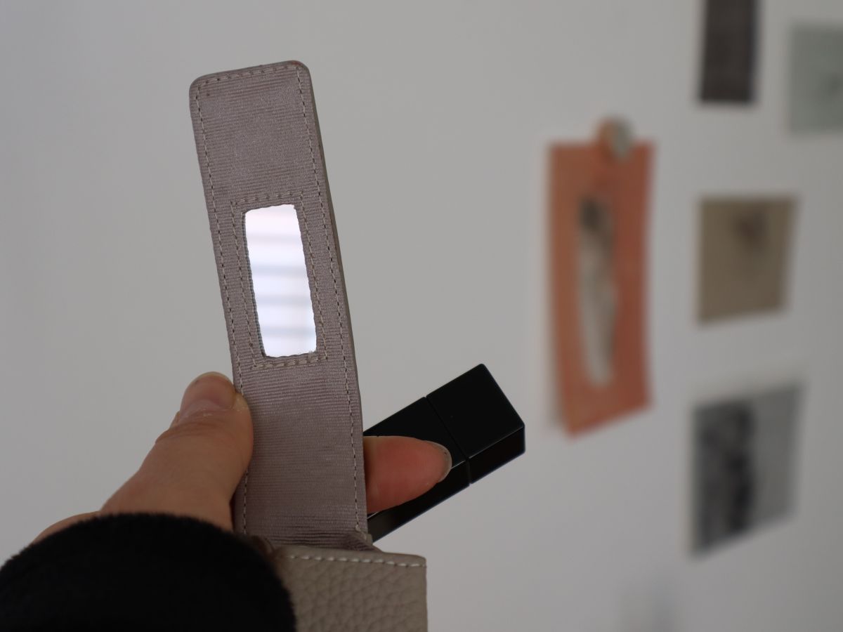 化粧直しも、身だしなみチェックも一瞬で。買って正解！スタッフのお気に入り「本革リップケース」レポ