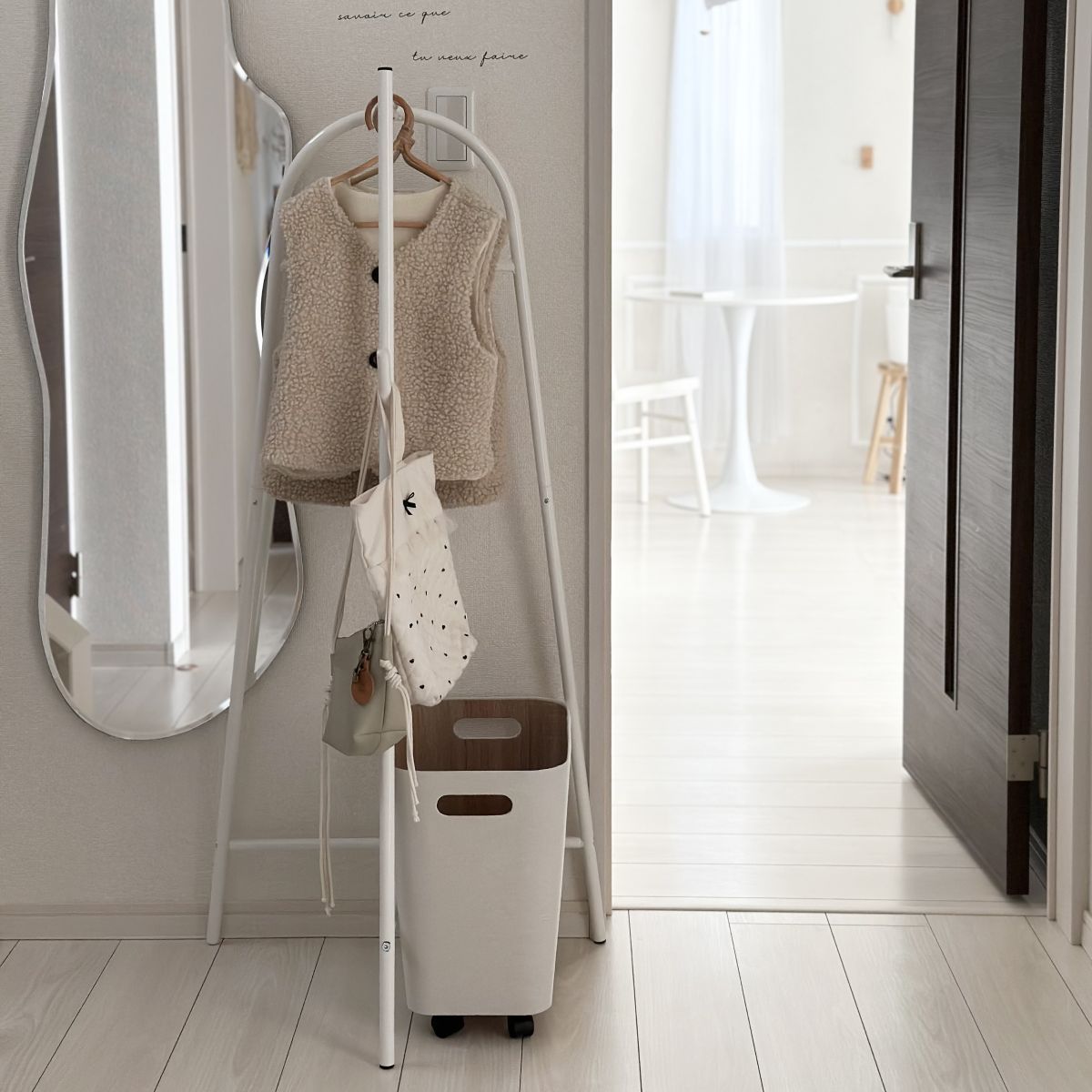 花粉のついたコートは玄関を定位置に！安定していてコンパクト・子どももかけやすいとIGさんも褒めたコートハンガーの話