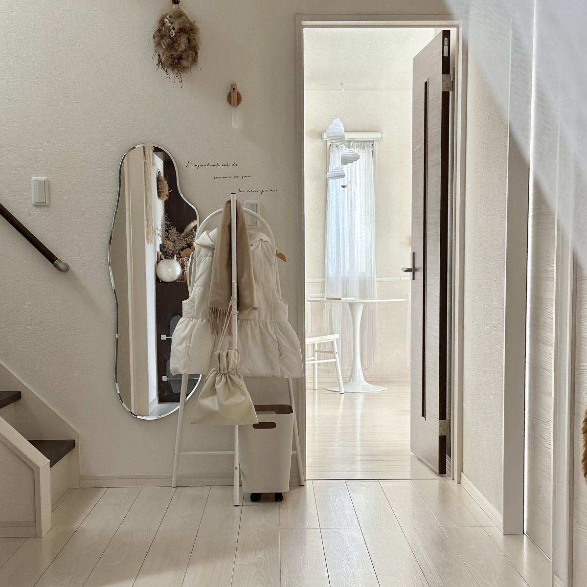 花粉のついたコートは玄関を定位置に！安定していてコンパクト・子どももかけやすいとIGさんも褒めたコートハンガーの話