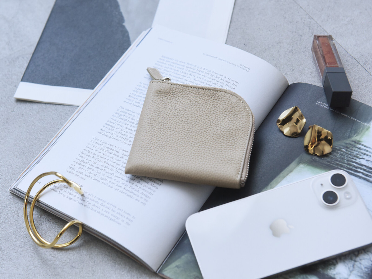 ハンカチサイズで持てる！？薄さわずか8mmの手のひら財布が、キャッシュレス時代にちょうどいい。