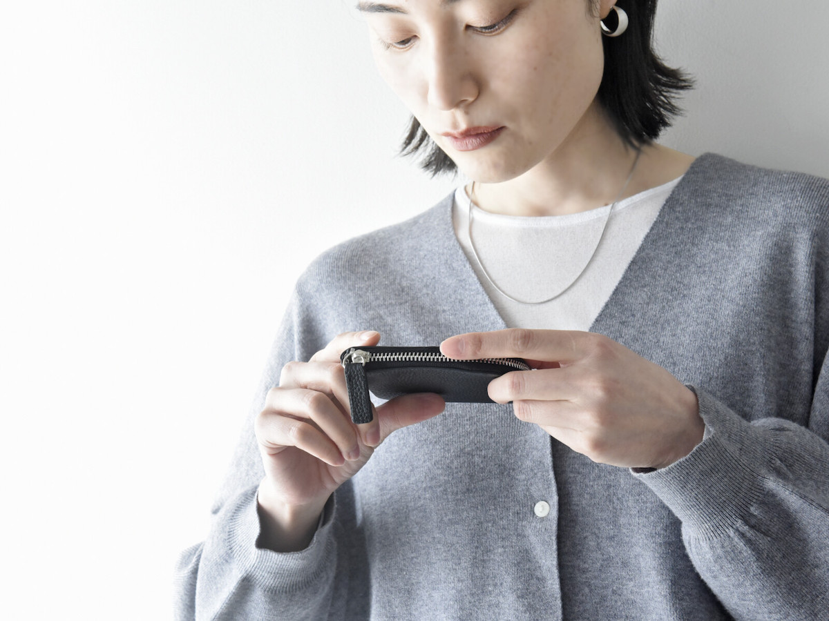 ハンカチサイズで持てる！？薄さわずか8mmの手のひら財布が、キャッシュレス時代にちょうどいい。