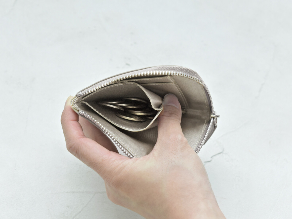 ハンカチサイズで持てる！？薄さわずか8mmの手のひら財布が、キャッシュレス時代にちょうどいい。