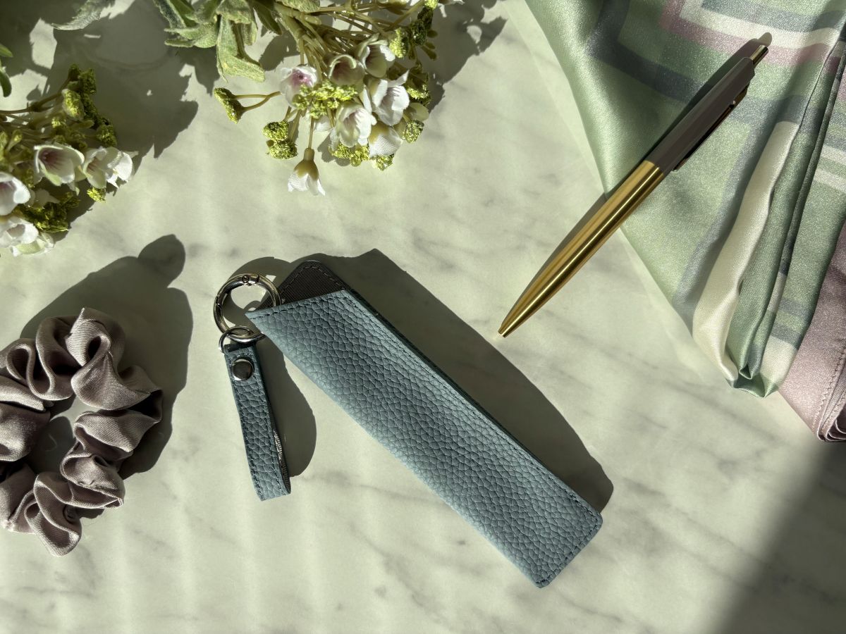 「じぶん時間」のお供に1本のペン。習い事にカフェタイム、お仕事にも、スタッフが愛用している大人のペンホルダー