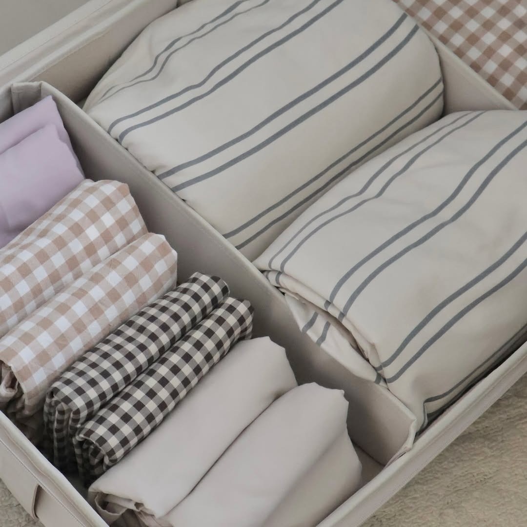 衣替えにもコレ便利！スイーッと出し入れできるベッド下収納で暮らしを整える【インスタグラマーさんのもの選び】