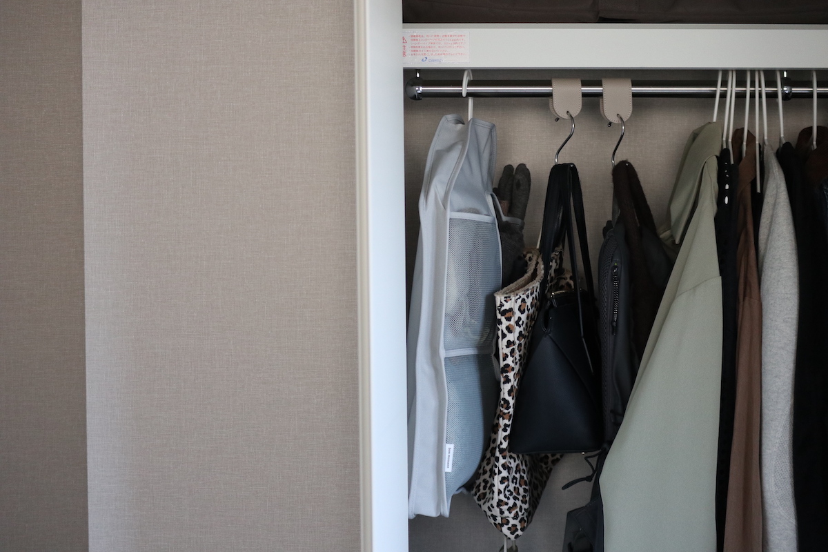 「よく使うモノの定位置」にも！スタッフ宅でも大活躍中の、クローゼットの新・浮かせる収納術