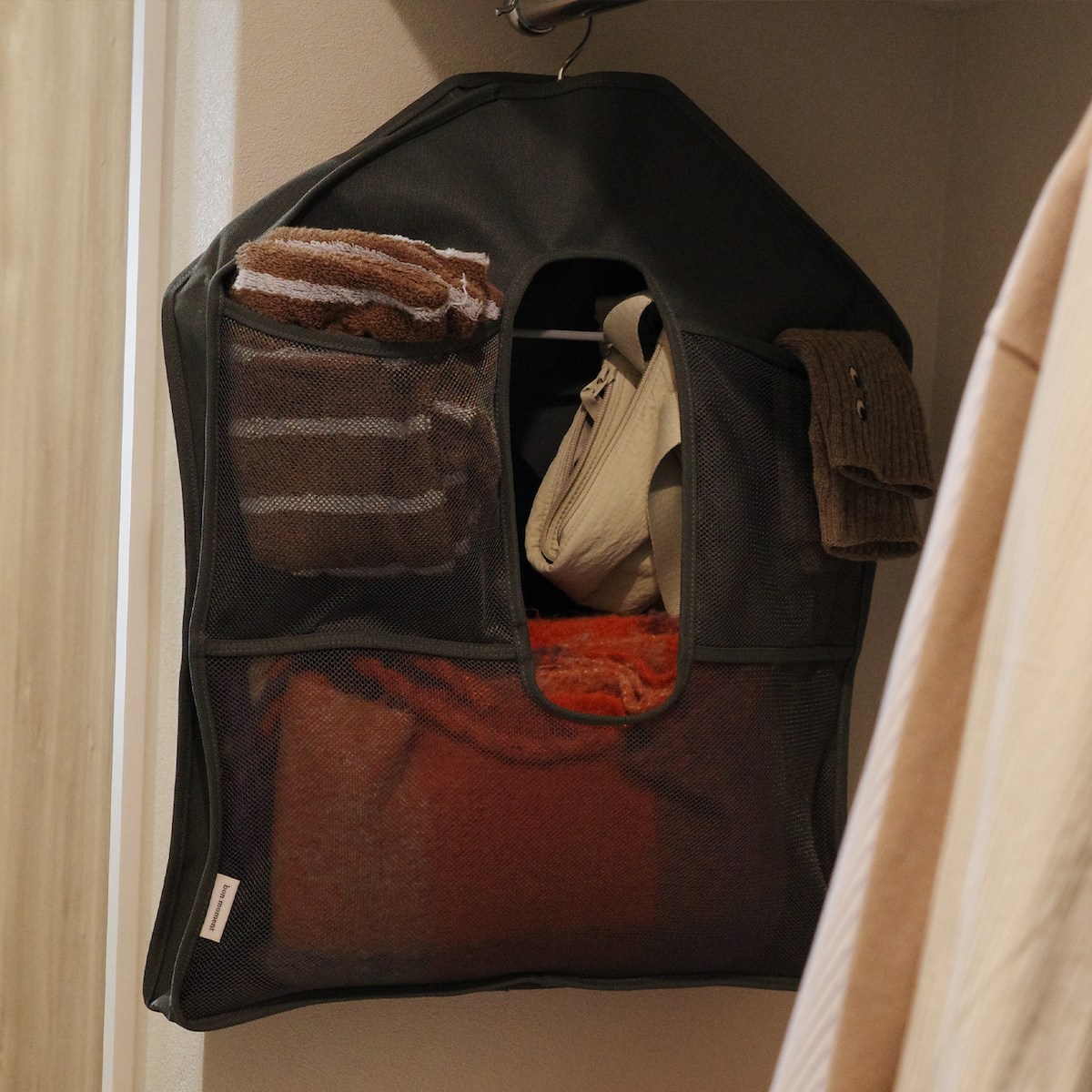 「よく使うモノの定位置」にも！スタッフ宅でも大活躍中の、クローゼットの新・浮かせる収納術