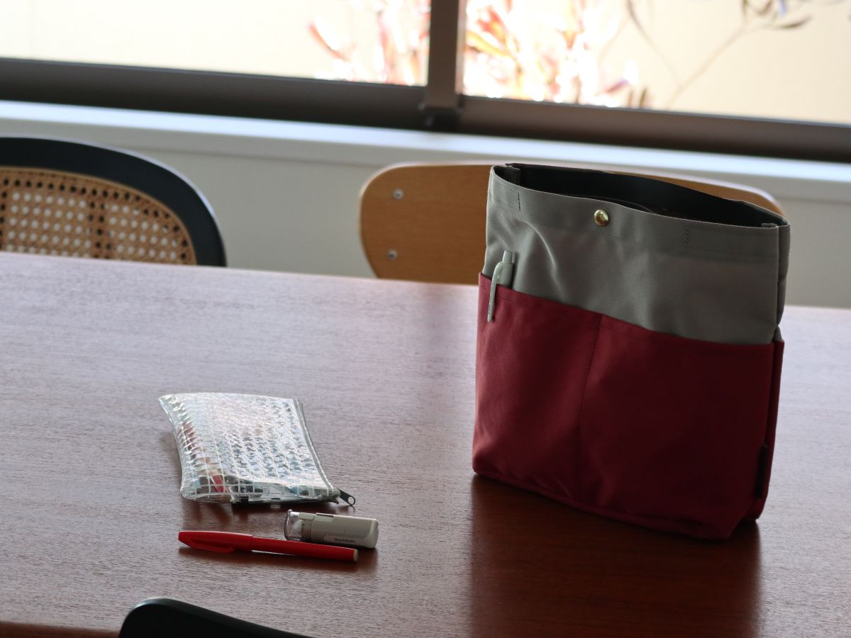 人気の理由はこのシルエット。ごちゃつきバッグを卒業！整頓上手な「バッグインバッグ」新作スタッフレポ