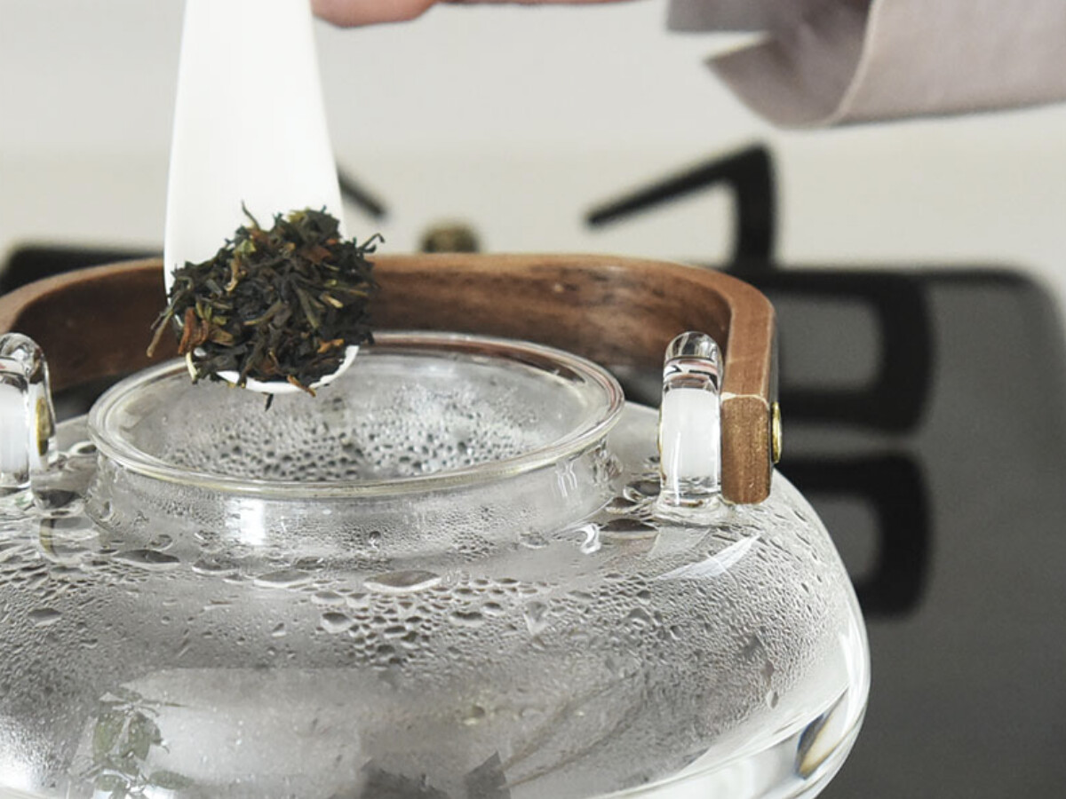 ゆれる茶葉、流れる水滴…美しさを味わうティーセットで、こころ整うお茶習慣をはじめよう