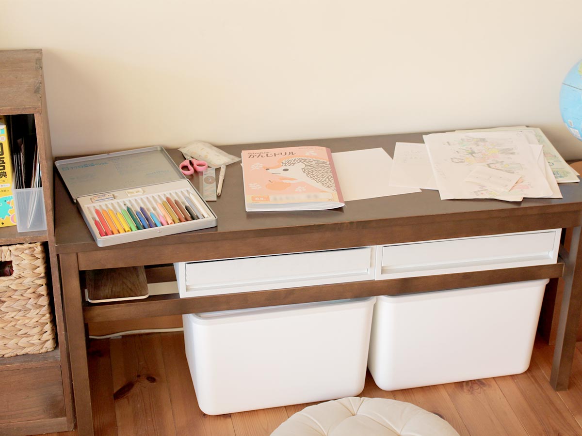 勉強机がなくたって。テーブルが機能的なデスクに変身「収納ブックスタンド」