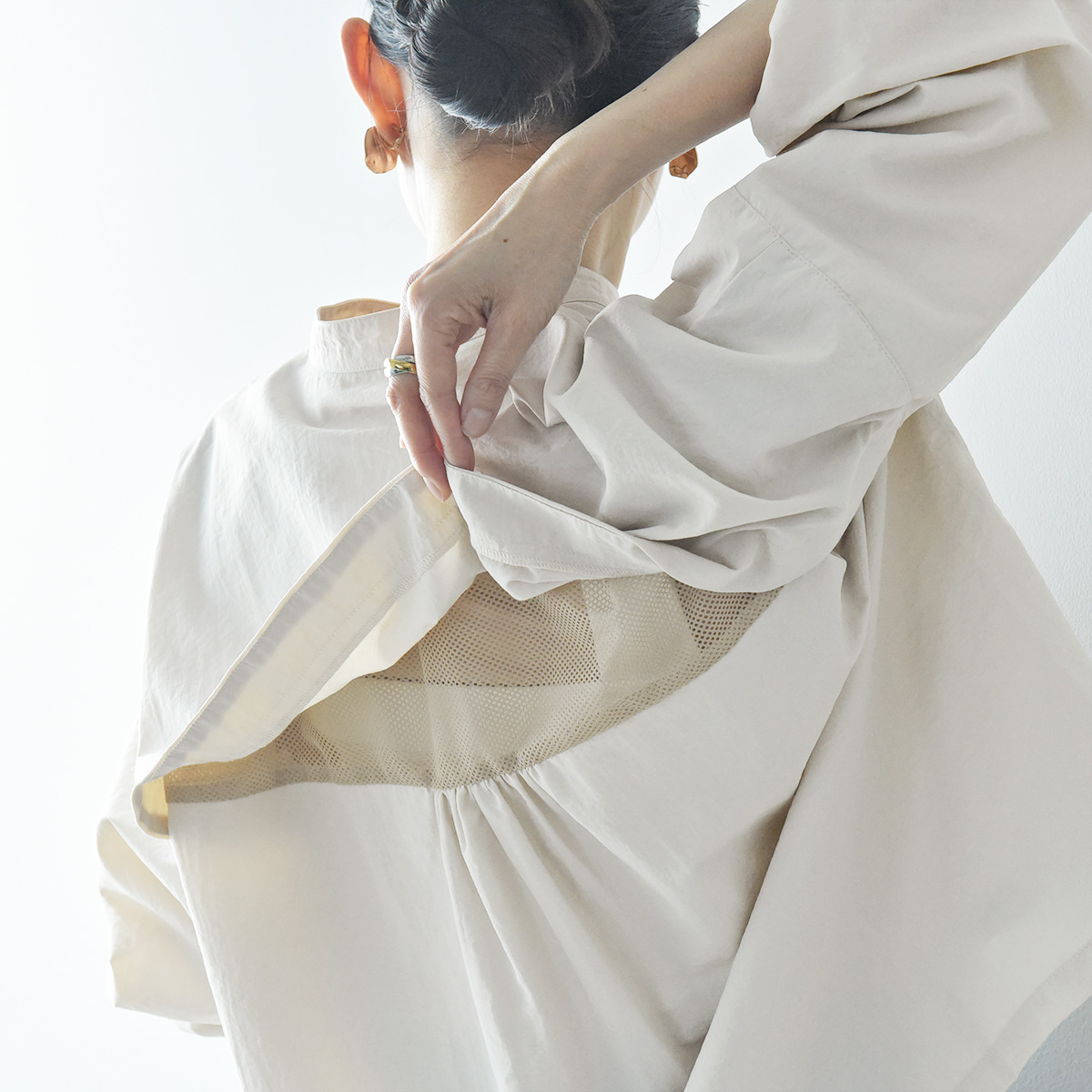 色であそぶ春の装い。後ろ姿に隠れたヒミツあり、風通しのいいブラウス届きました