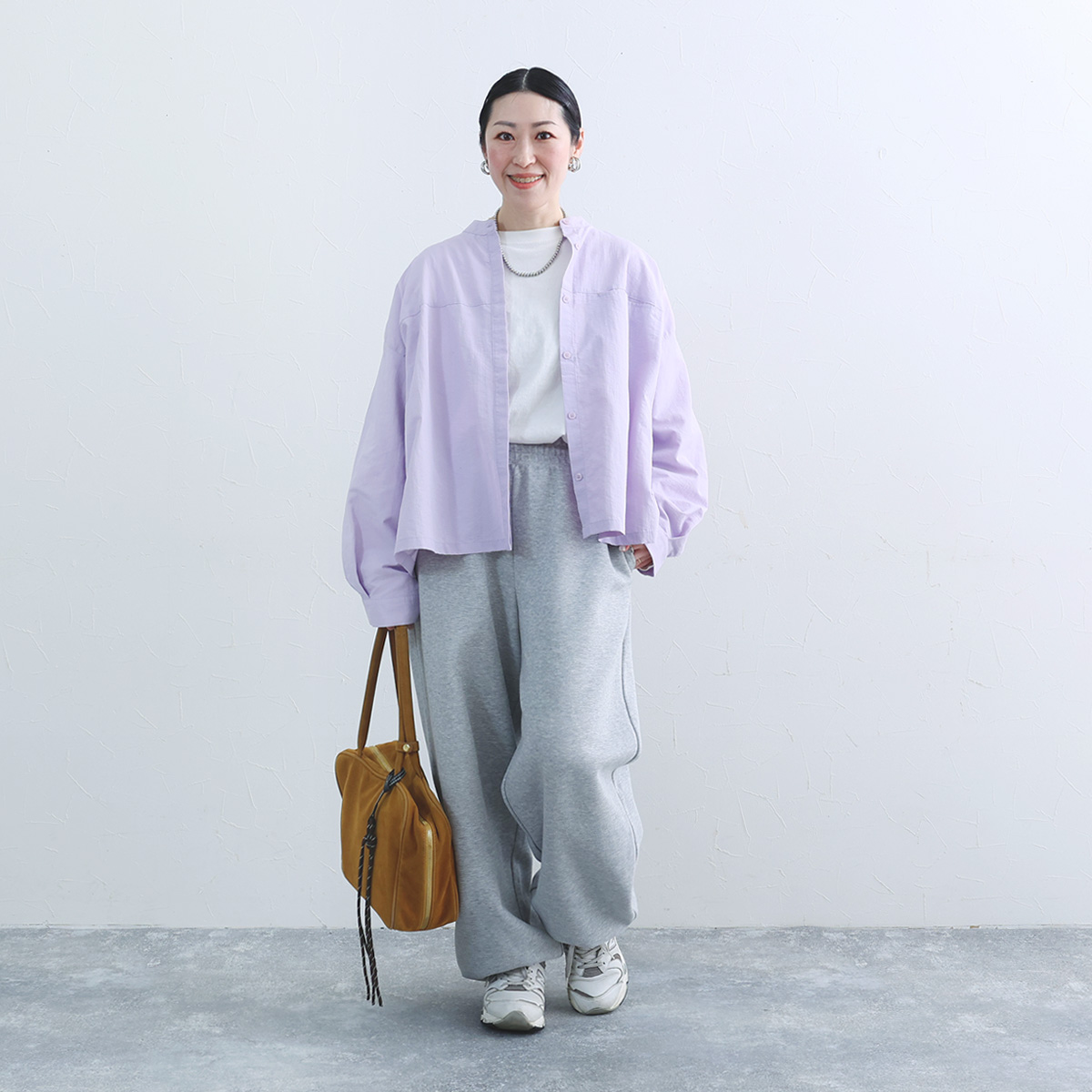 色であそぶ春の装い。後ろ姿に隠れたヒミツあり、風通しのいいブラウス届きました