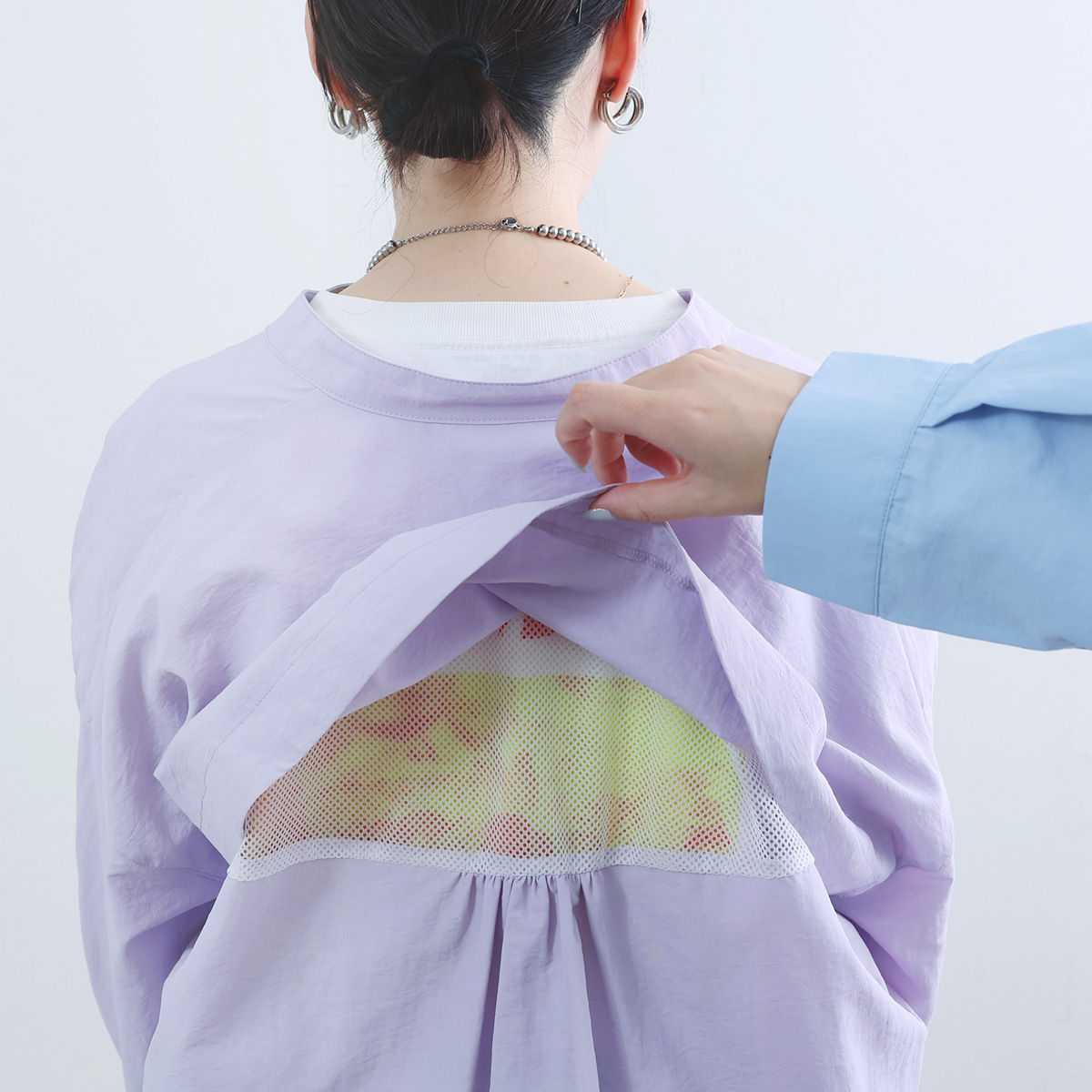 色であそぶ春の装い。後ろ姿に隠れたヒミツあり、風通しのいいブラウス届きました