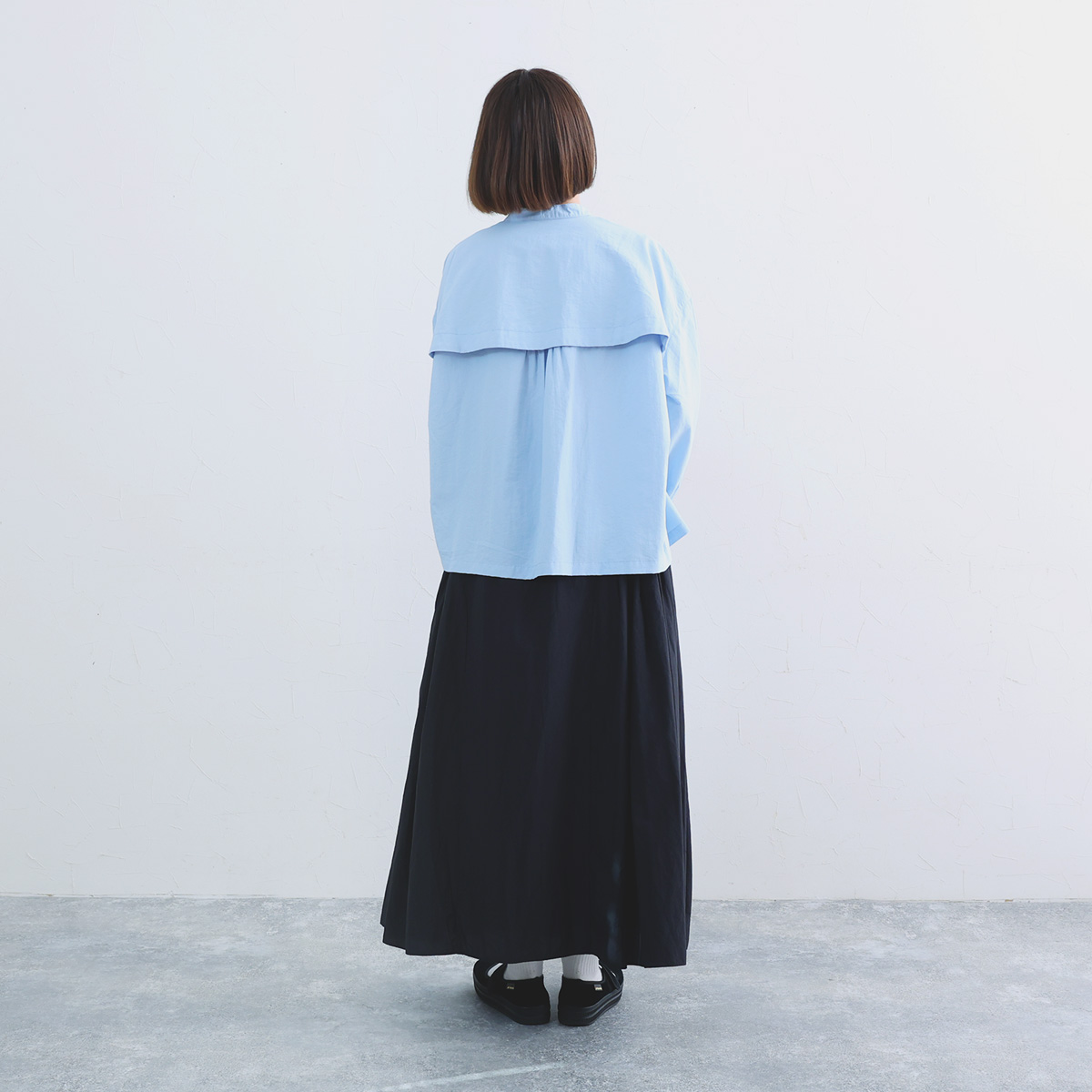 色であそぶ春の装い。後ろ姿に隠れたヒミツあり、風通しのいいブラウス届きました