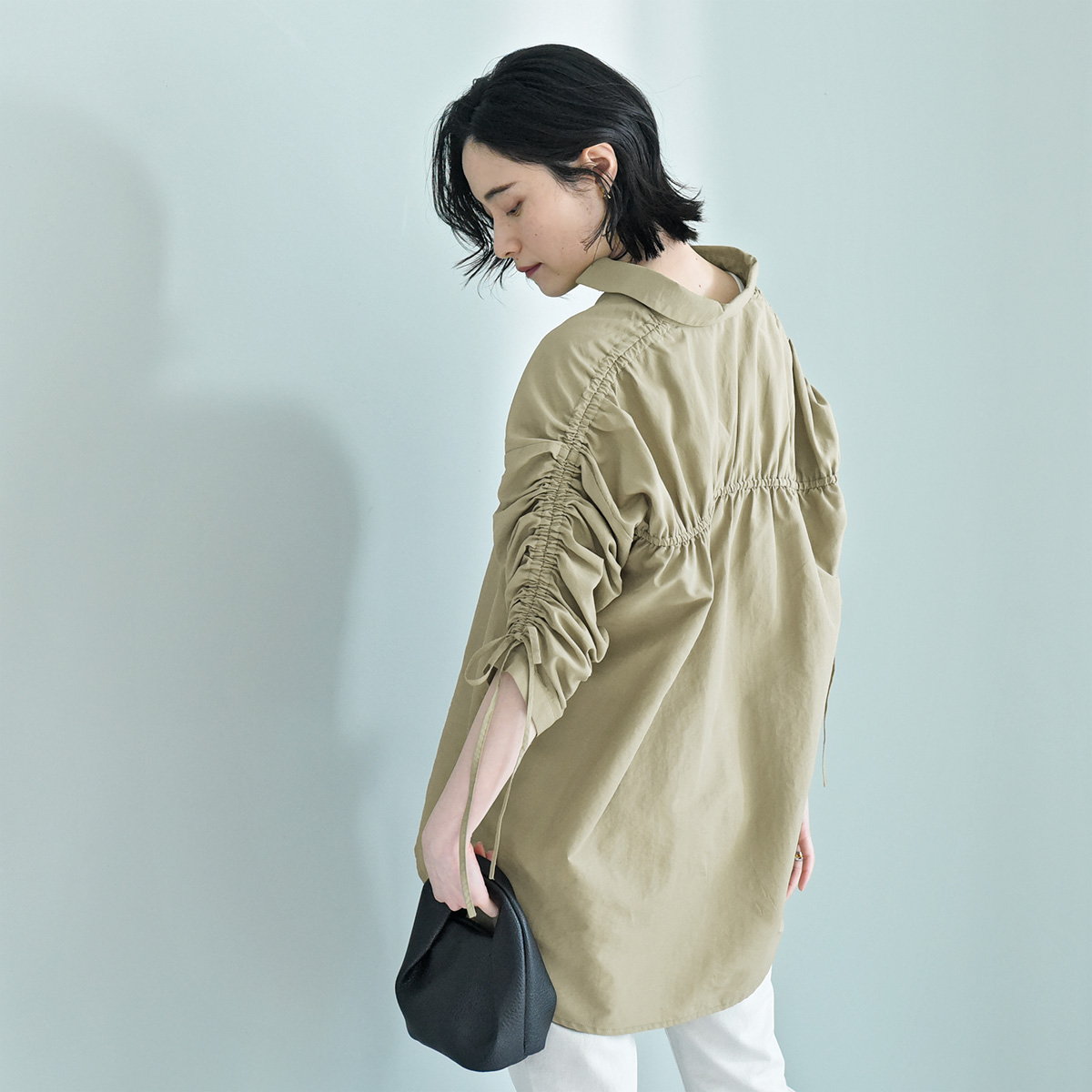 袖くしゅっと印象チェンジ。カジュアル派スタッフ3名になじむ新作アレンジブラウス