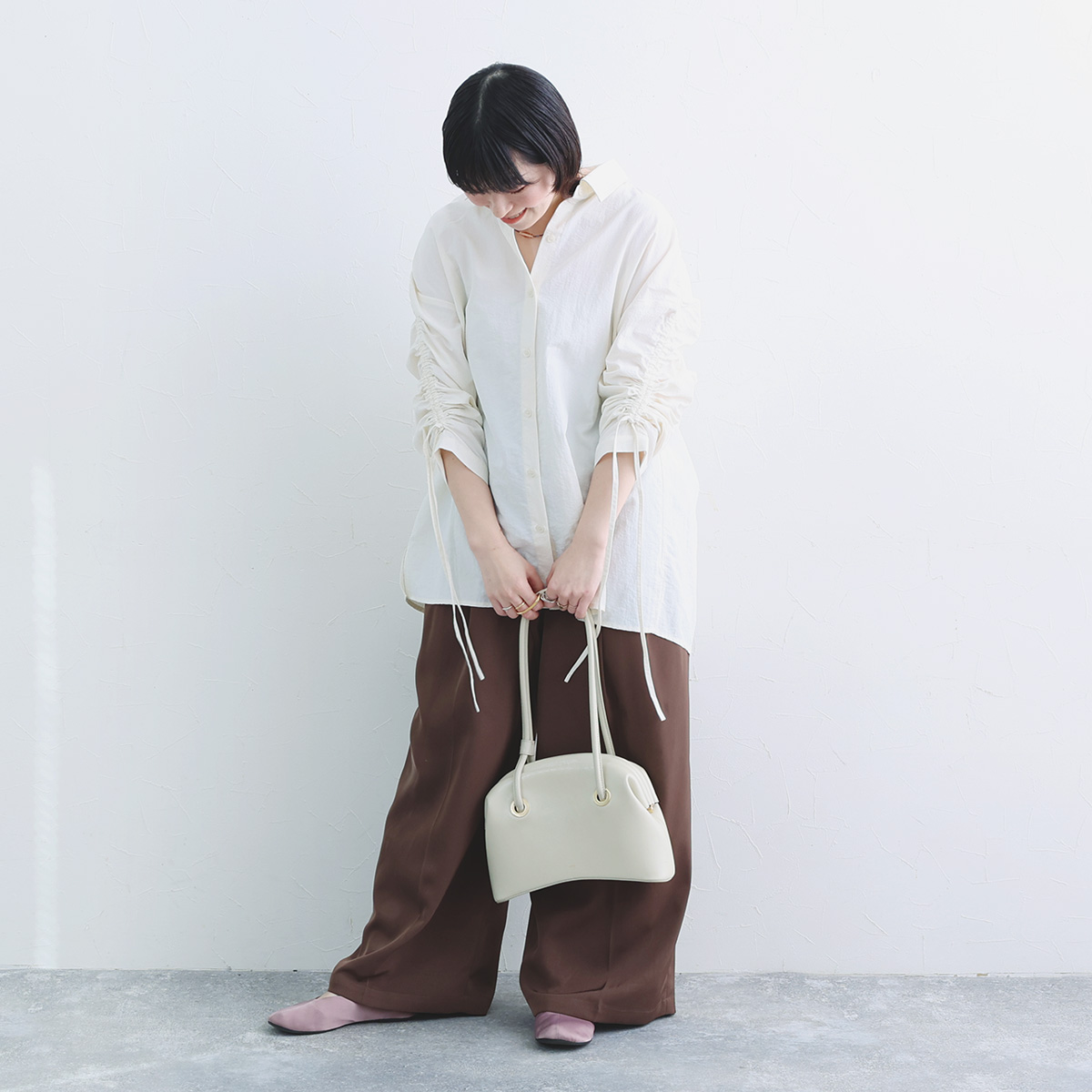 袖くしゅっと印象チェンジ。カジュアル派スタッフ3名になじむ新作アレンジブラウス