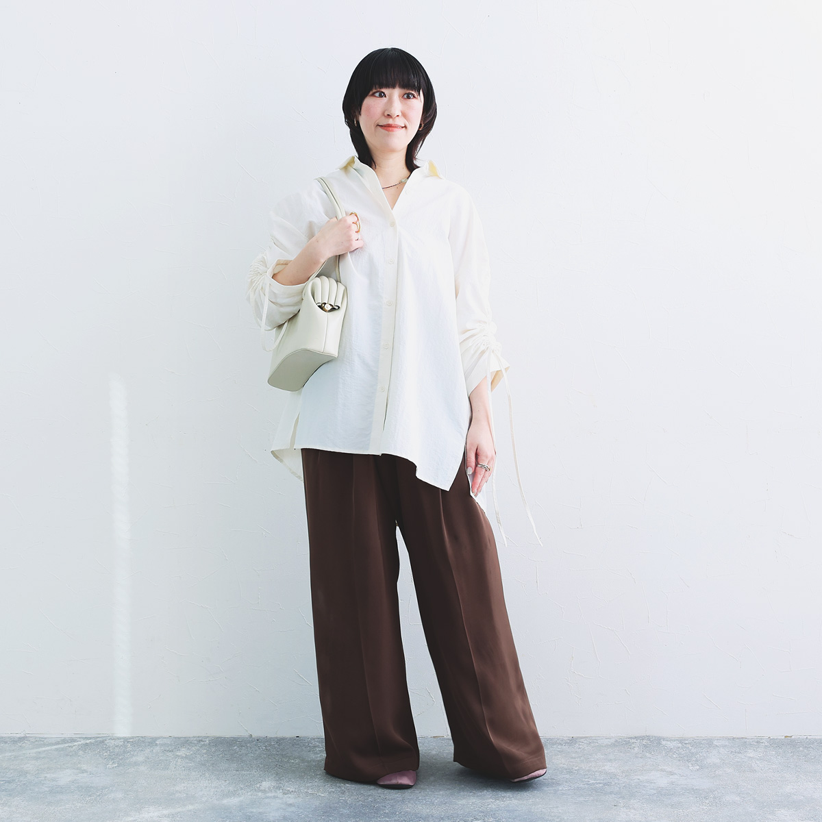 袖くしゅっと印象チェンジ。カジュアル派スタッフ3名になじむ新作アレンジブラウス