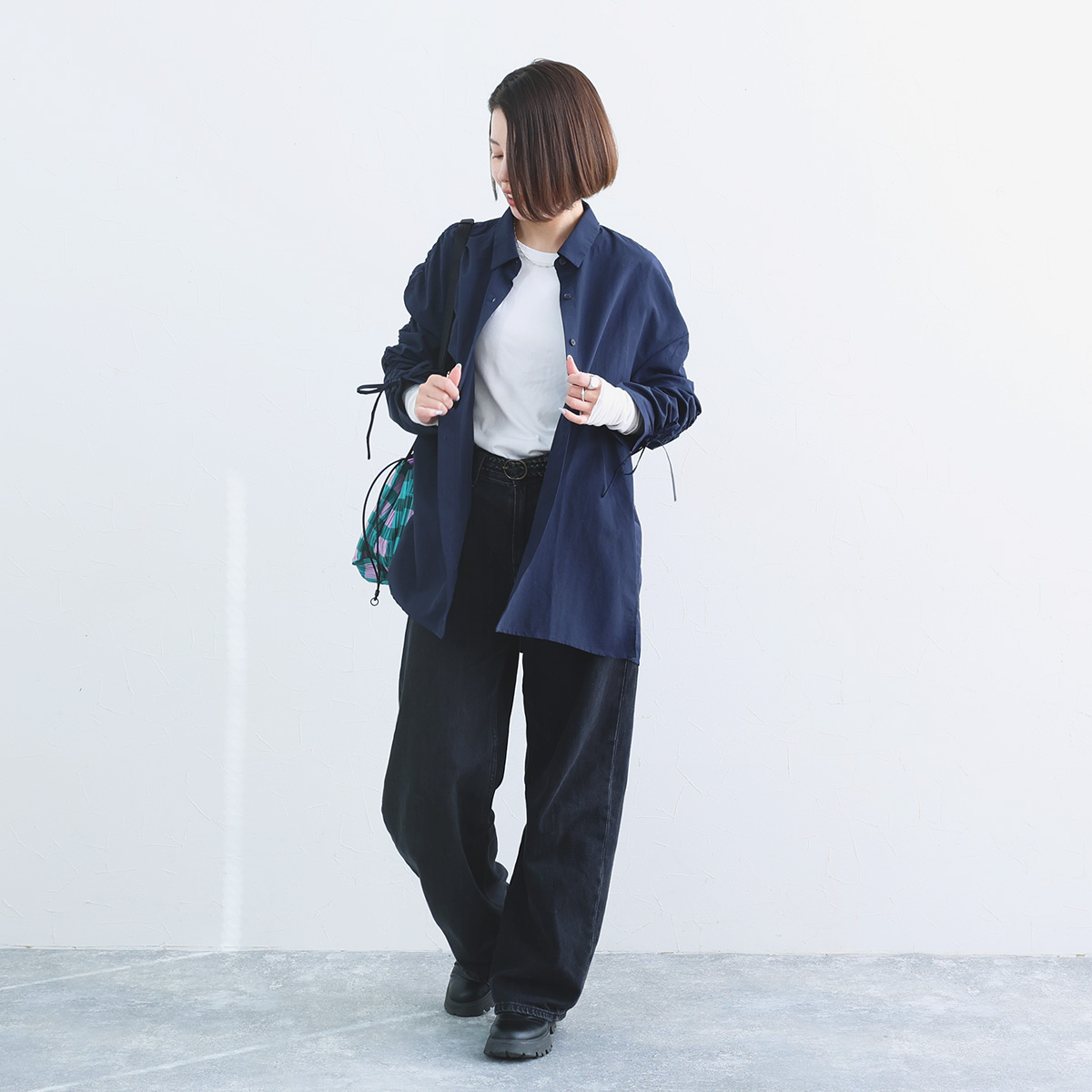 袖くしゅっと印象チェンジ。カジュアル派スタッフ3名になじむ新作アレンジブラウス