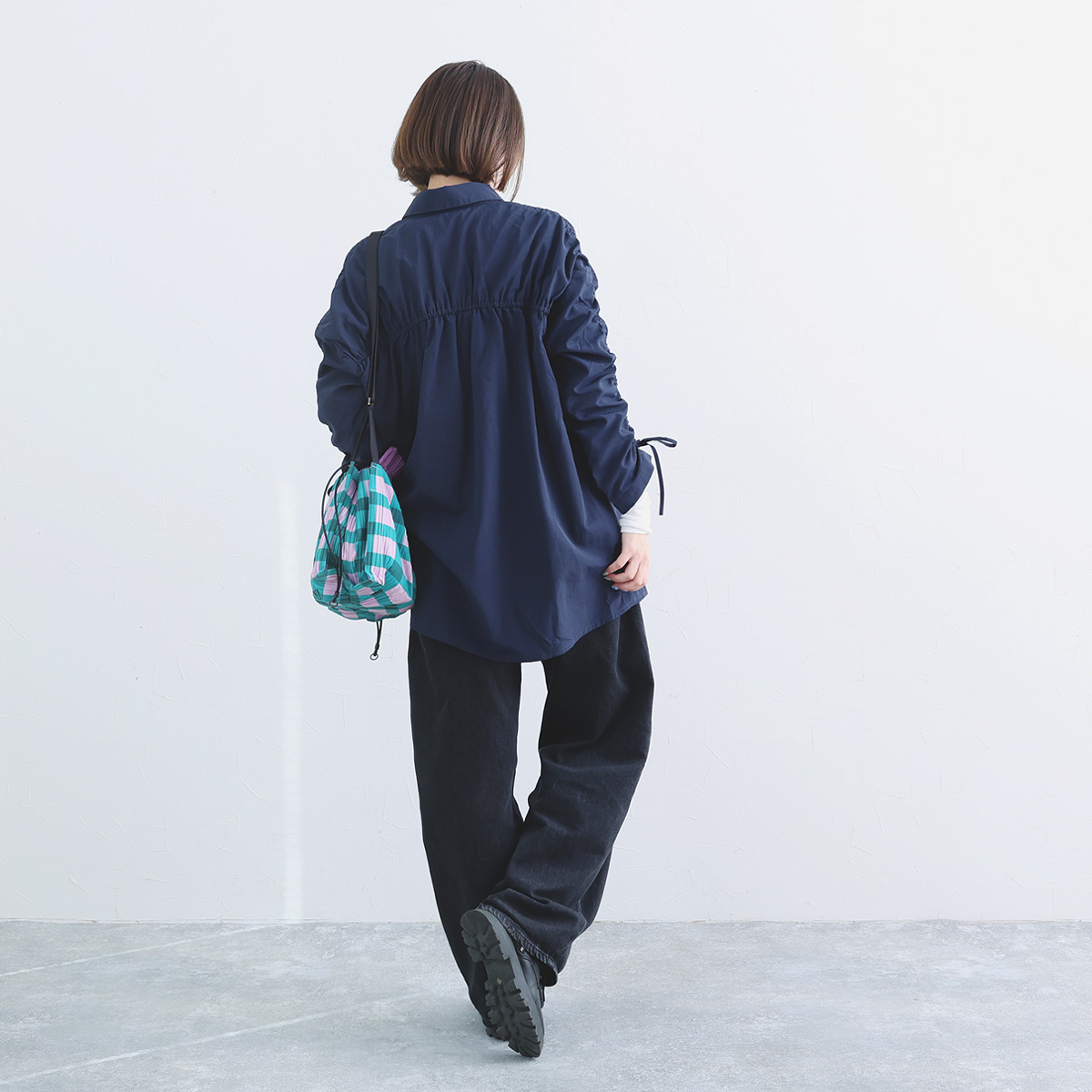 袖くしゅっと印象チェンジ。カジュアル派スタッフ3名になじむ新作アレンジブラウス